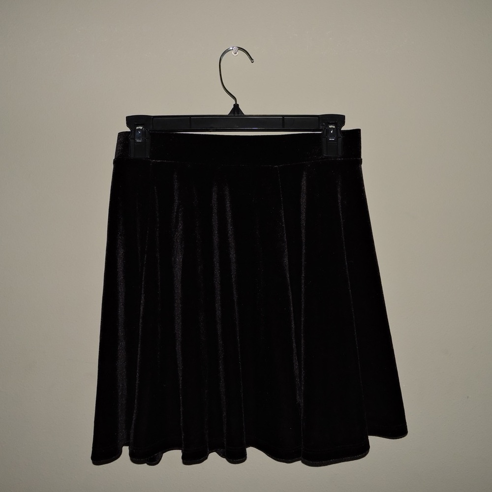 DIVIDED (H&M) Black crushed velvet skirt